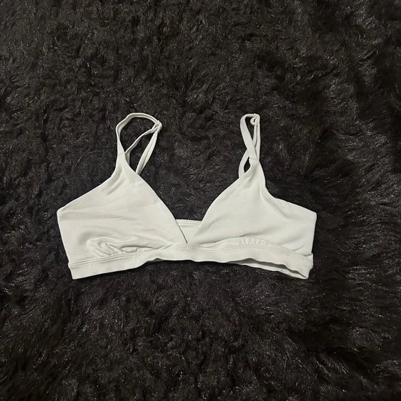 Aritzia
Original Contour Triangle Bralette in matte pearl - Picture 7 of 9